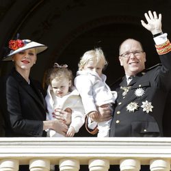 Alberto y Charlene de Mónaco con sus hijos Jacques y Gabriella en el Día Nacional de Mónaco 2016