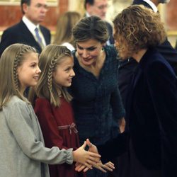 La Reina Letizia habla con la Princesa Leonor mientras la Infanta Sofía saluda a Meritxell Batet en la Apertura de la XII Legislatura