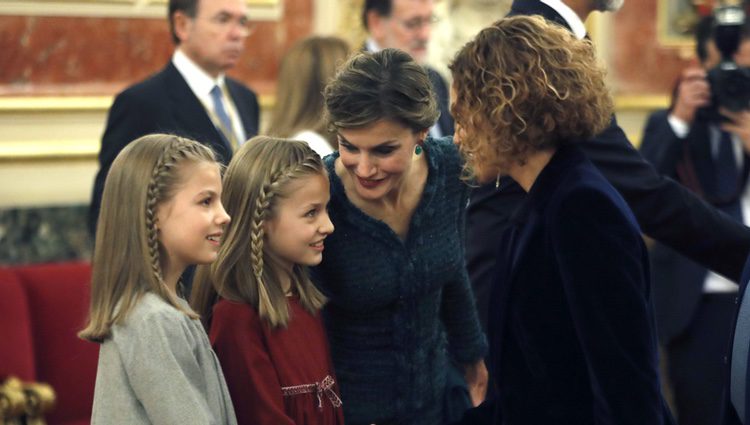 La Reina Letizia habla con la Princesa Leonor mientras la Infanta Sofía saluda a Meritxell Batet en la Apertura de la XII Legislatura