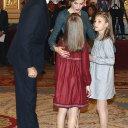 Los Reyes Felipe y Letizia hablan con la Princesa Leonor y la Infanta Sofía en la Apertura de la XII Legislatura