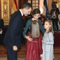 Los Reyes Felipe y Letizia hablan con la Princesa Leonor y la Infanta Sofía en la Apertura de la XII Legislatura