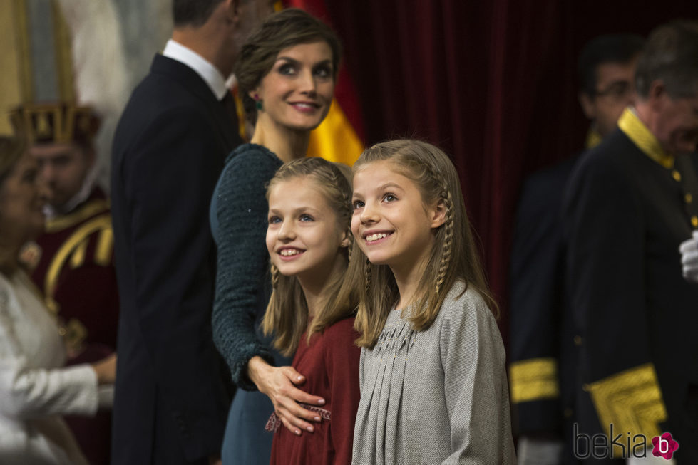 La Reina Letizia, la Princesa Leonor y la Infanta Sofía, muy sonrientes en la Apertura de la XII Legislatura