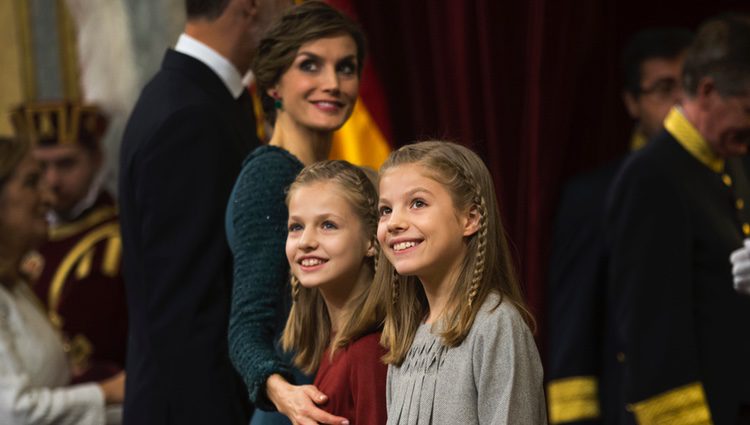 La Reina Letizia, la Princesa Leonor y la Infanta Sofía, muy sonrientes en la Apertura de la XII Legislatura