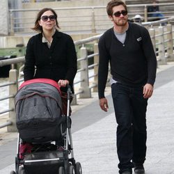 Maggie y Jake Gyllenhaal paseando juntos