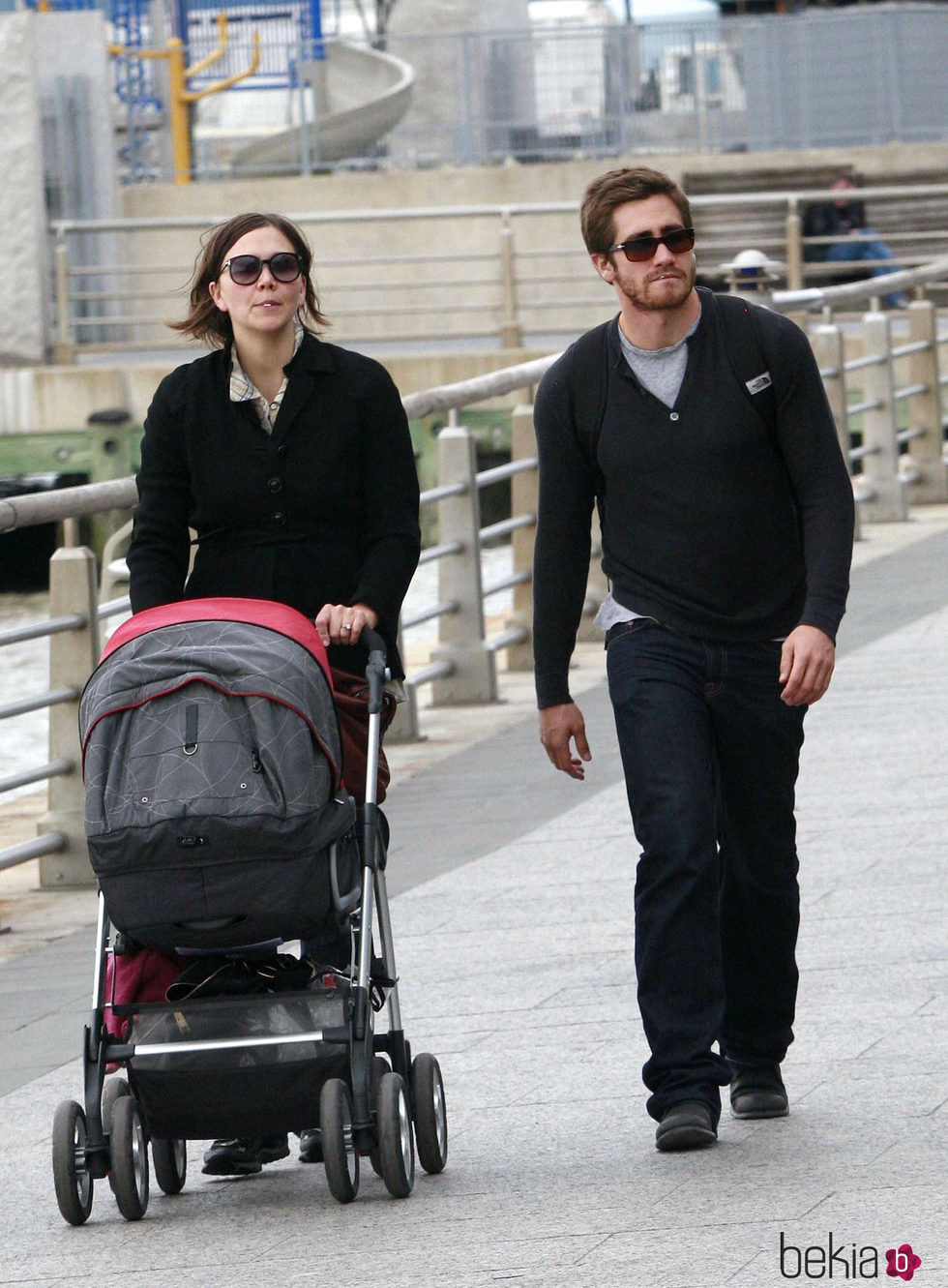 Maggie y Jake Gyllenhaal paseando juntos