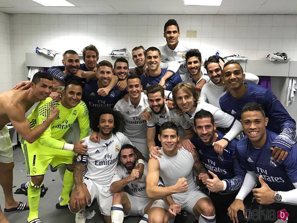 Sergio Ramos celebra la victoria de Real Madrid con todos sus compañeros