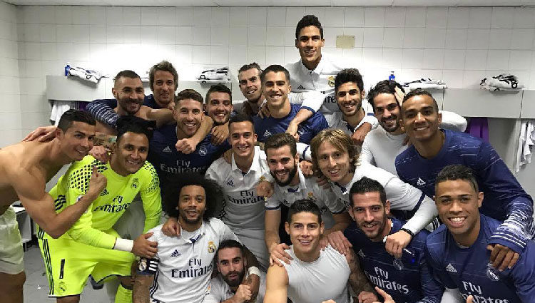 Sergio Ramos celebra la victoria de Real Madrid con todos sus compañeros
