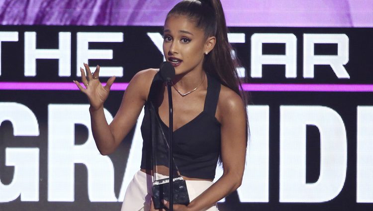Ariana Grande en la gala de los American Music Awards 2016
