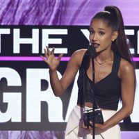 Ariana Grande en la gala de los American Music Awards 2016