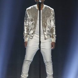 John Legend actuando en los American Music Awards 2016