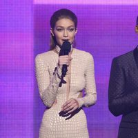 Gigi Hadid y Jay Pharoah en la gala de los American Music Awards 2016