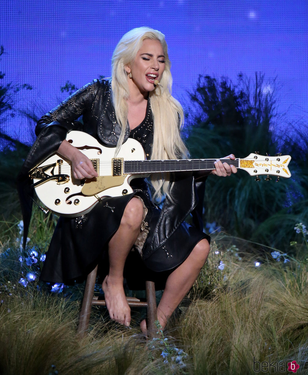 Lady Gaga actuando en los American Music Awards 2016