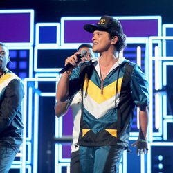 Bruno Mars actuando en los American Music Awards 2016