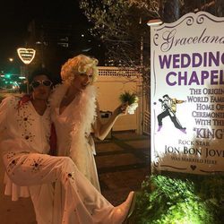 Eva González y Cayetano Rivera vestidos de Marilyn Monroe y Elvis Presley casándose en Las Vegas