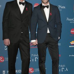 Pelayo Díaz y Sebastián Ferraro, cogidos de la mano en la Gala Sida 2016