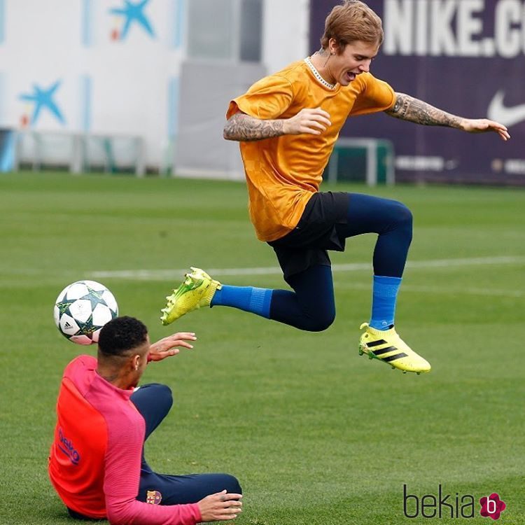 Justin Bieber se divierte en los entrenamientos del FC Barcelona con Neymar