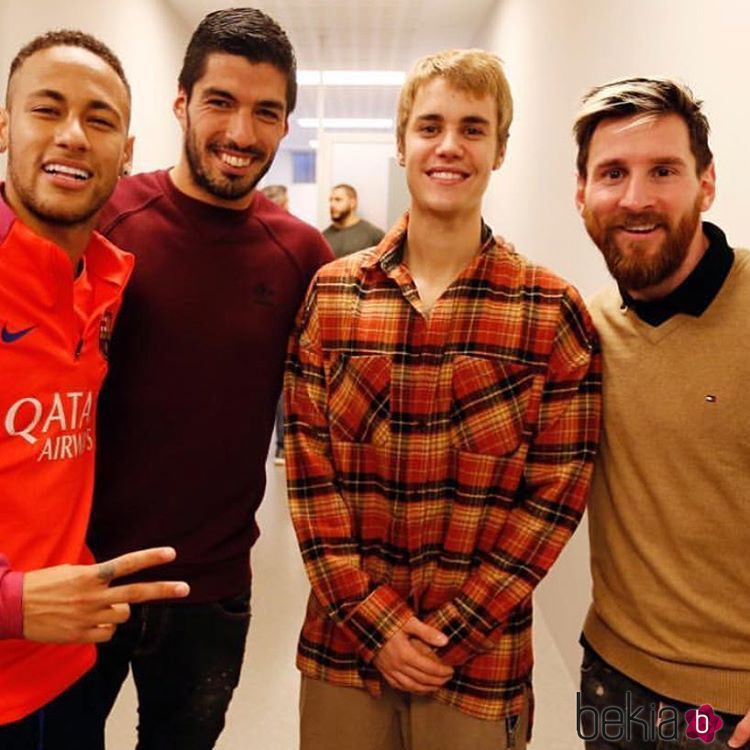 Neymar, Luis Suárez y Messi acompañados de Justin Bieber