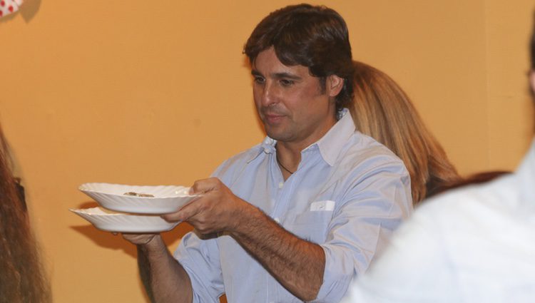 Fran Rivera ejerce de camarero en el Rastrillo Nuevo Futuro 2016
