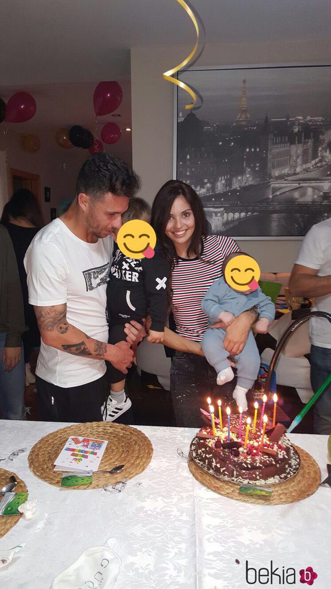 María Hernández celebrando su cumpleaños con Rubén Castro y sus hijos