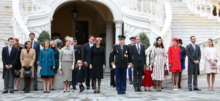Carolina de Mónaco con sus hijos, sus nueras y nietos, Alberto y Charlene de Mónaco, Estefanía de Mónaco y Louis Ducruet