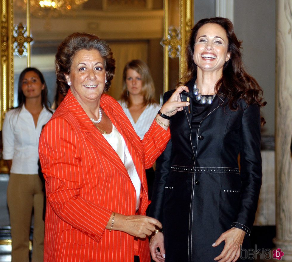 Rita Barberá y Andie MacDowell