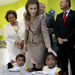La Reina Letizia acaricia a una niña en presencia de Rita Barberá