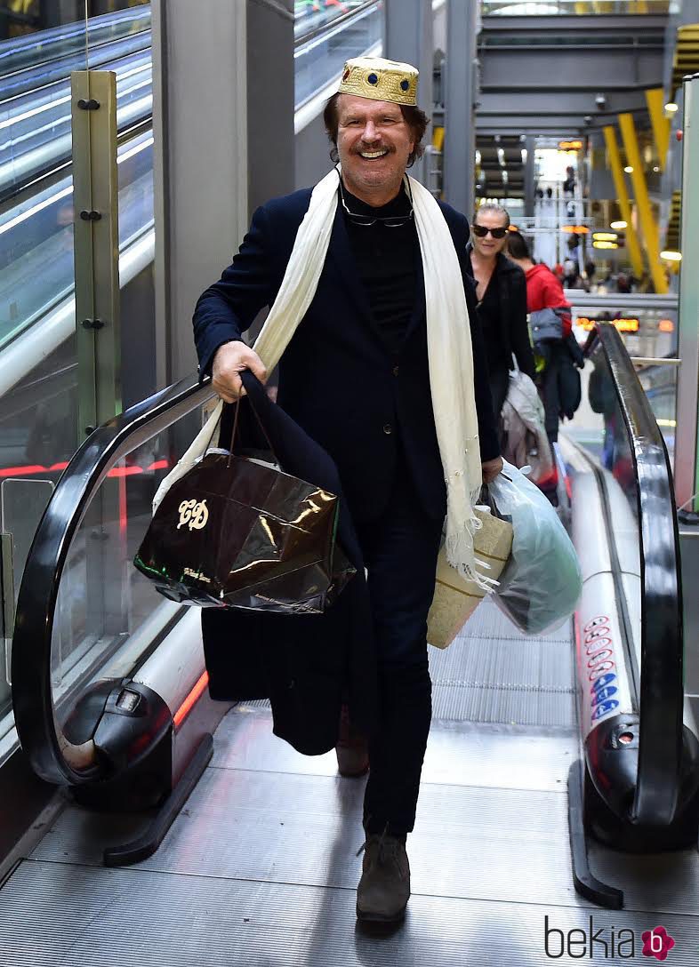 Bigote Arrocet, cargado de bolsas en el aeropuerto de Madrid con su hermana
