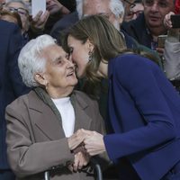 La Reina Letizia, muy cariñosa con una anciana en el Mercado Central de Valencia