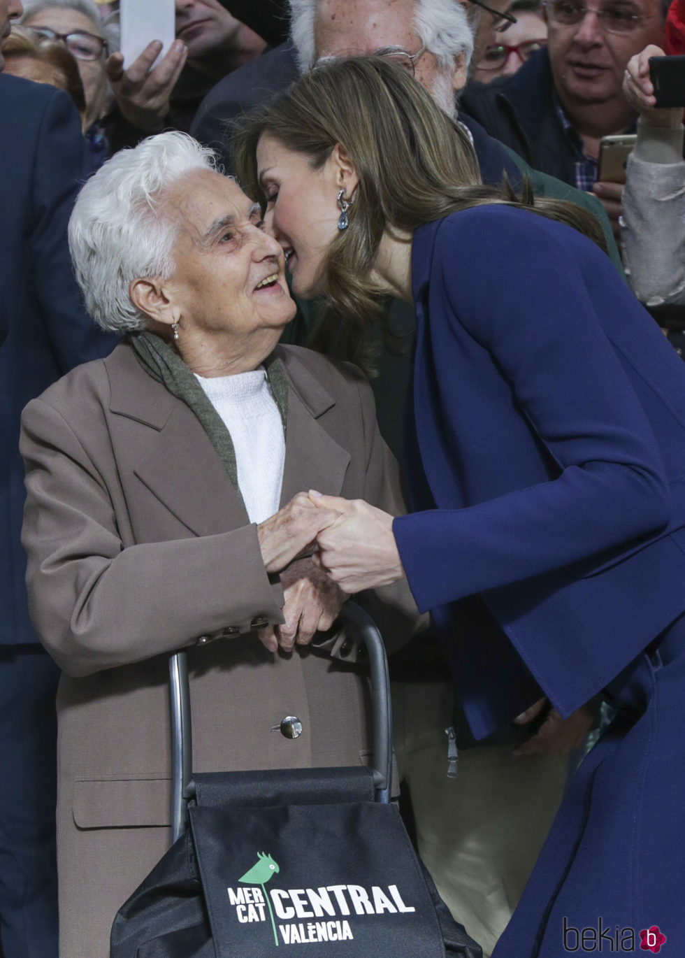 La Reina Letizia, muy cariñosa con una anciana en el Mercado Central de Valencia