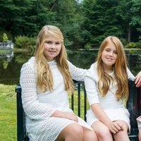 Amalia, Alexia y Ariane de Holanda en un parque