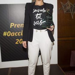 Chenoa con su galardón en los Premios #0 Accidentes