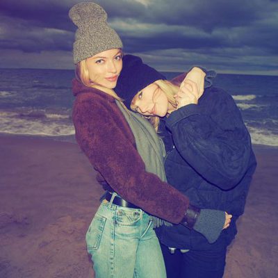 Taylor Swift celebra Acción de Gracias en la playa con unos amigos