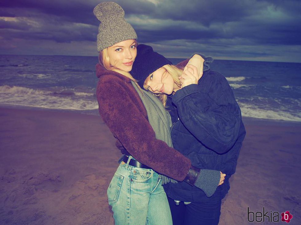 Taylor Swift celebra Acción de Gracias en la playa con unos amigos