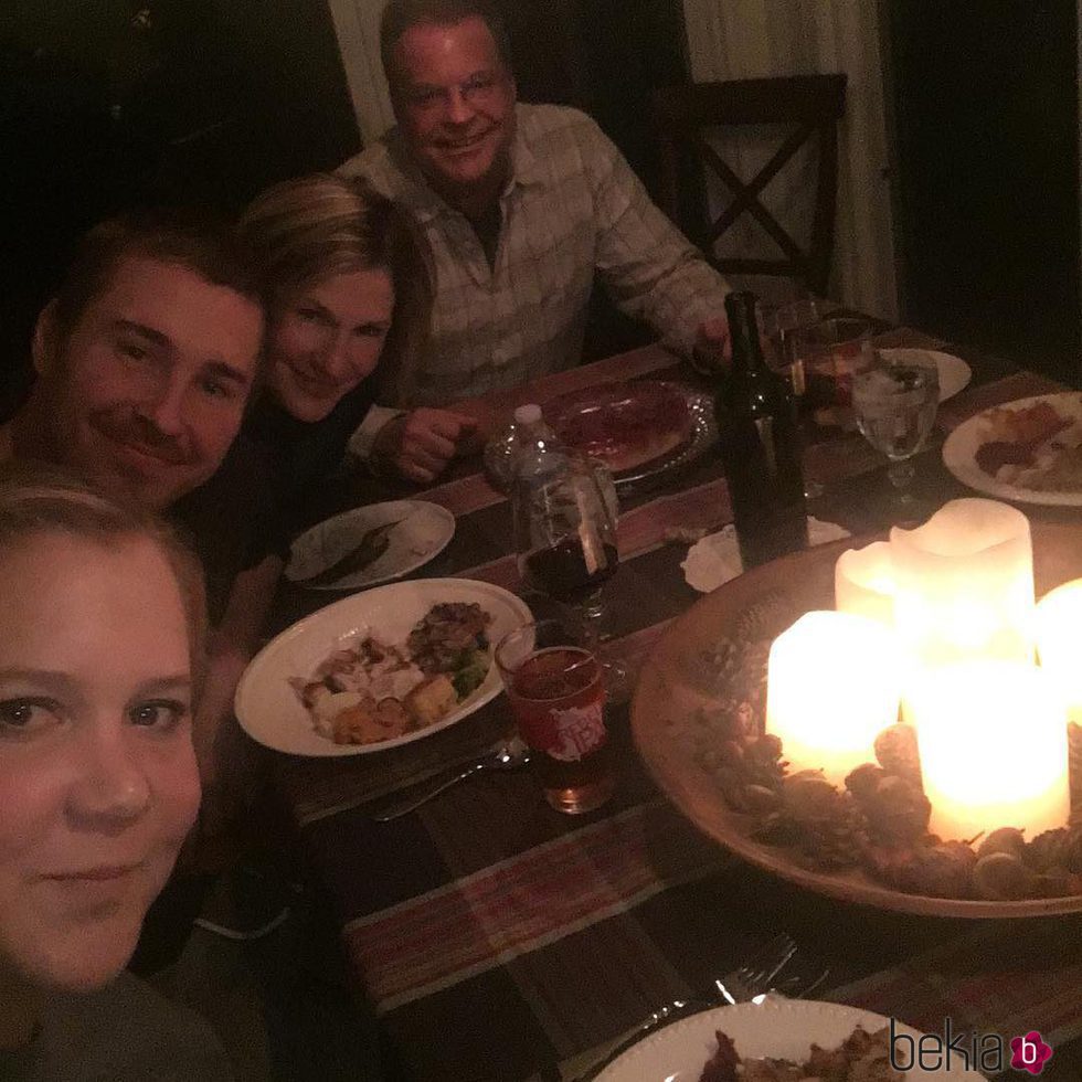 Amy Schumer celebra Acción de Gracias con unos amigos