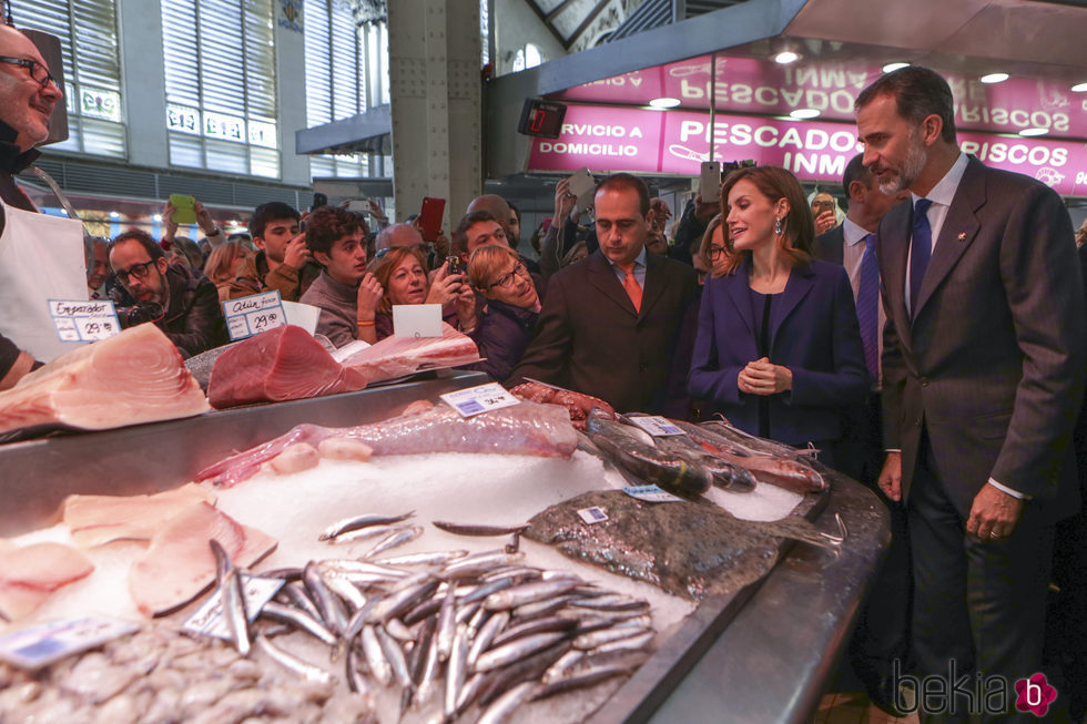 Los Reyes Felipe y Letizia en un puesto de pescado en el Mercado Central de Valencia