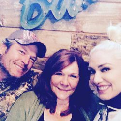 Blake Shelton, Gwen Stefani y su madre Dorothy en Acción de Gracias
