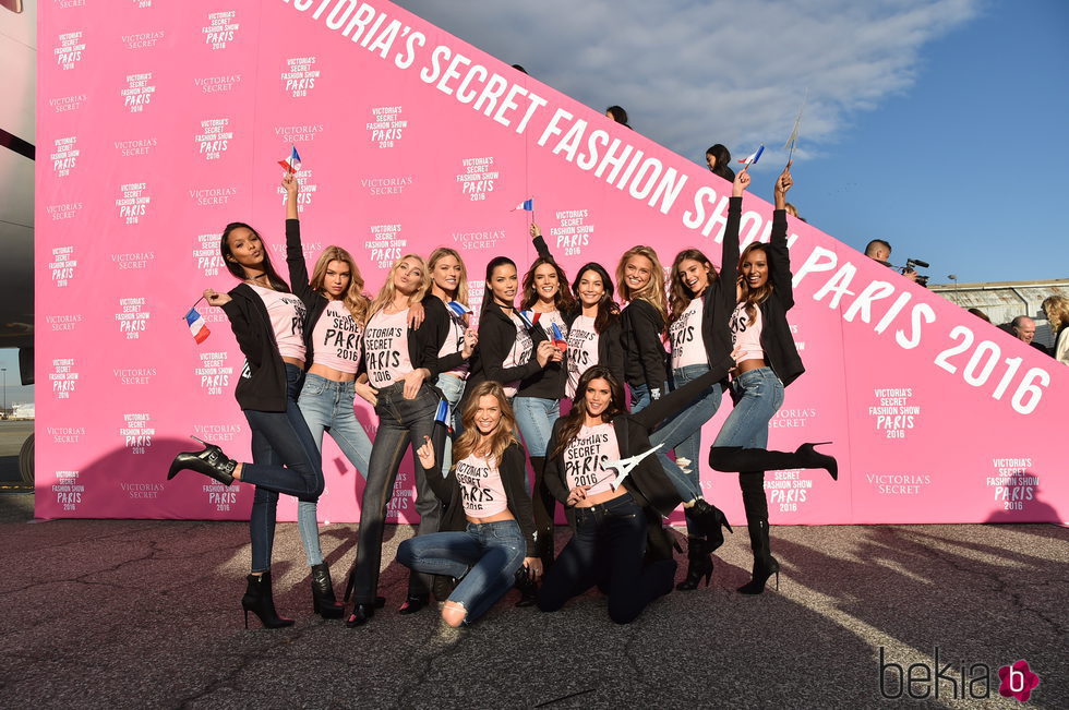 Alessandra Ambrosio y Adriana Lima entre los ángeles de Victoria's Secret a su llegada a París