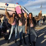 Kendall Jenner y Bella Hadid junto a otros ángeles de Victoria's Secret a su llegada a París para el desfile