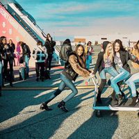 Kendall Jenner y Bella Hadid junto a otros ángeles de Victoria's Secret divertidas sobre un carro a su llegada a París