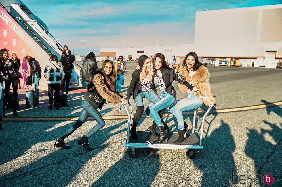 Kendall Jenner y Bella Hadid junto a otros ángeles de Victoria's Secret divertidas sobre un carro a su llegada a París