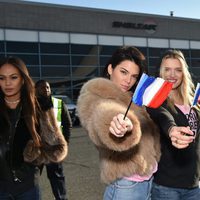 Kendall Jenner y Lily Donaldson a su llegada a París para el desfile de Victoria's Secret