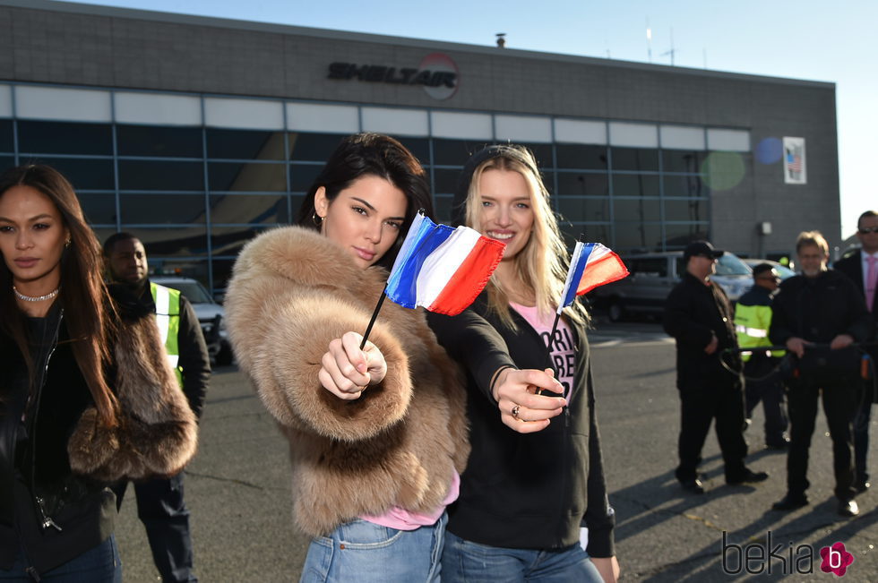 Kendall Jenner y Lily Donaldson a su llegada a París para el desfile de Victoria's Secret