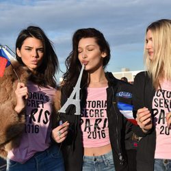Kendall Jenner, Bella Hadid y Lily Donaldson a su llegada a París para el desfile de Victoria's Secret