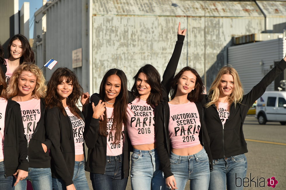Bella Hadid y Kendall Jenner junto a otros ángeles de Victoria's Secret a su llegada a París para el desfile