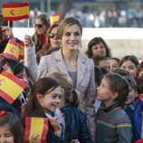 La Reina Letizia entre niños y banderas de España a su llegada a Oporto para su Visita de Estado a Portugal