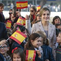 La Reina Letizia entre niños y banderas de España a su llegada a Oporto para su Visita de Estado a Portugal