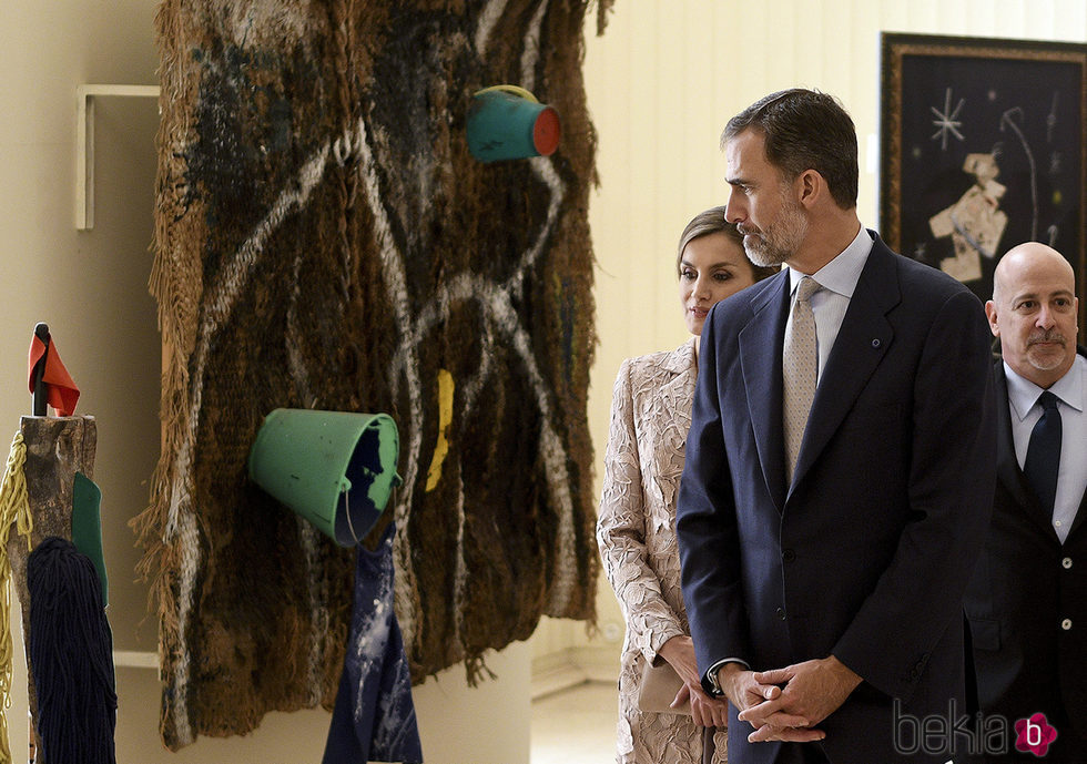 Los Reyes Felipe y Letizia en una exposición de Joan Miró en Oporto en su Visita de Estado a Portugal