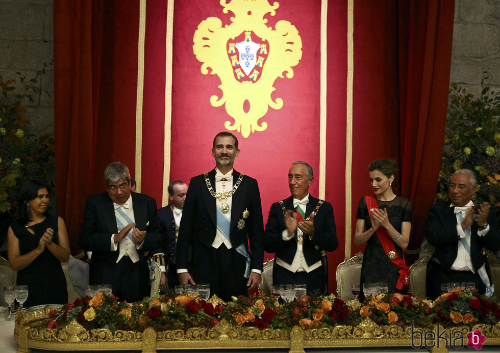 Los Reyes Felipe y Letizia con Marcelo Rebelo de Sousa en una cena de gala en Guimaraes