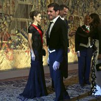 Iker Casillas y Sara Carbonero saludan a los Reyes Felipe y Letizia en una cena de gala en Portugal