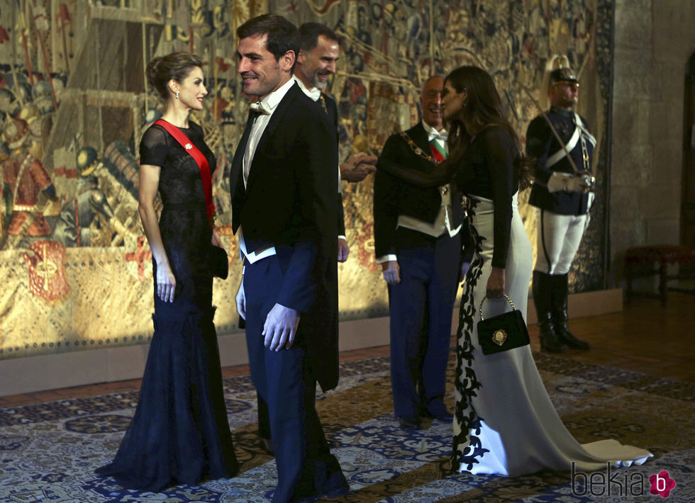 Iker Casillas y Sara Carbonero saludan a los Reyes Felipe y Letizia en una cena de gala en Portugal